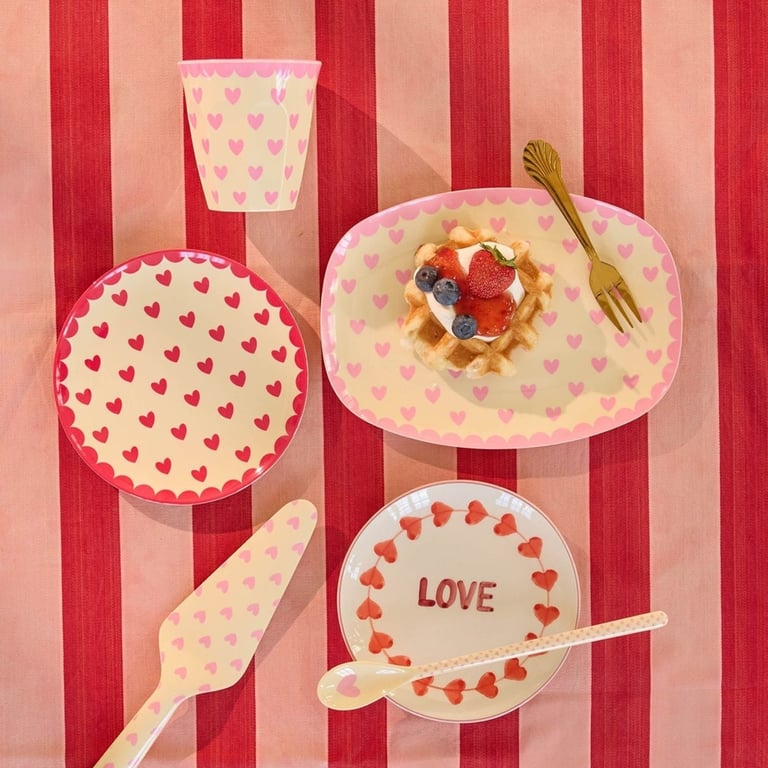 Rice Kleiner runder Kuchenteller Favorite Hearts Print, rot 1