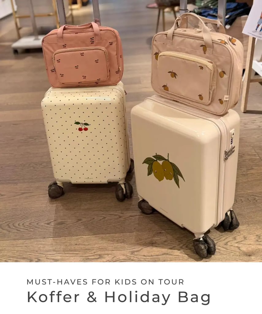 Zwei Kinderkoffer mit passenden Taschen in sanften Farben und verspielten Mustern stehen auf einem Holzboden im Laden. Text im Bild: „Must-haves for kids on tour – Koffer & Holiday Bag“