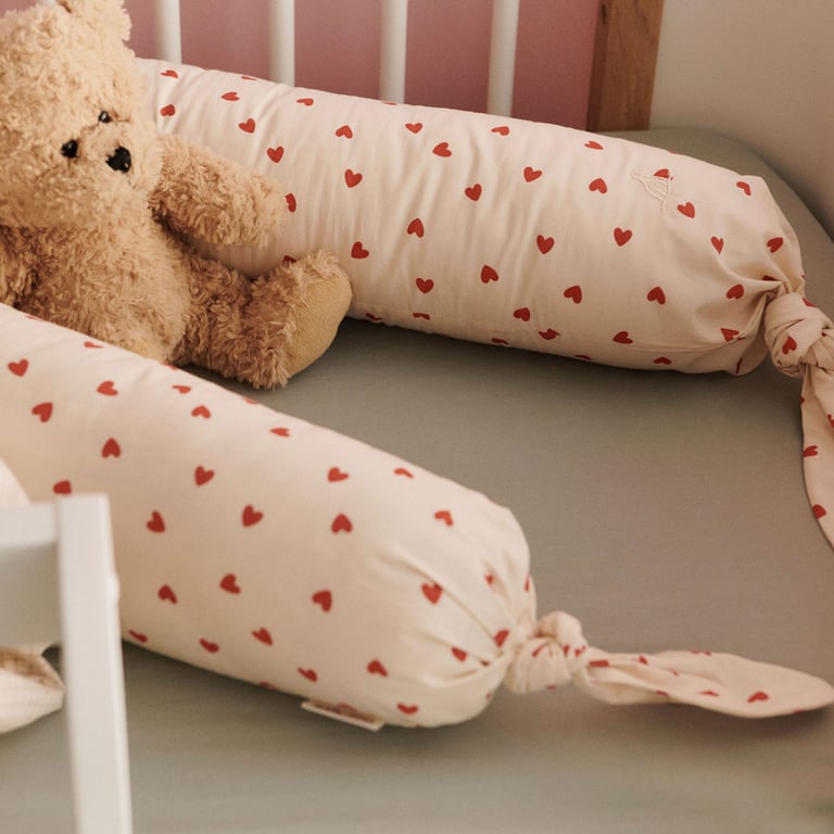 Dear April Bettschlange, Little Love Lifestylebild