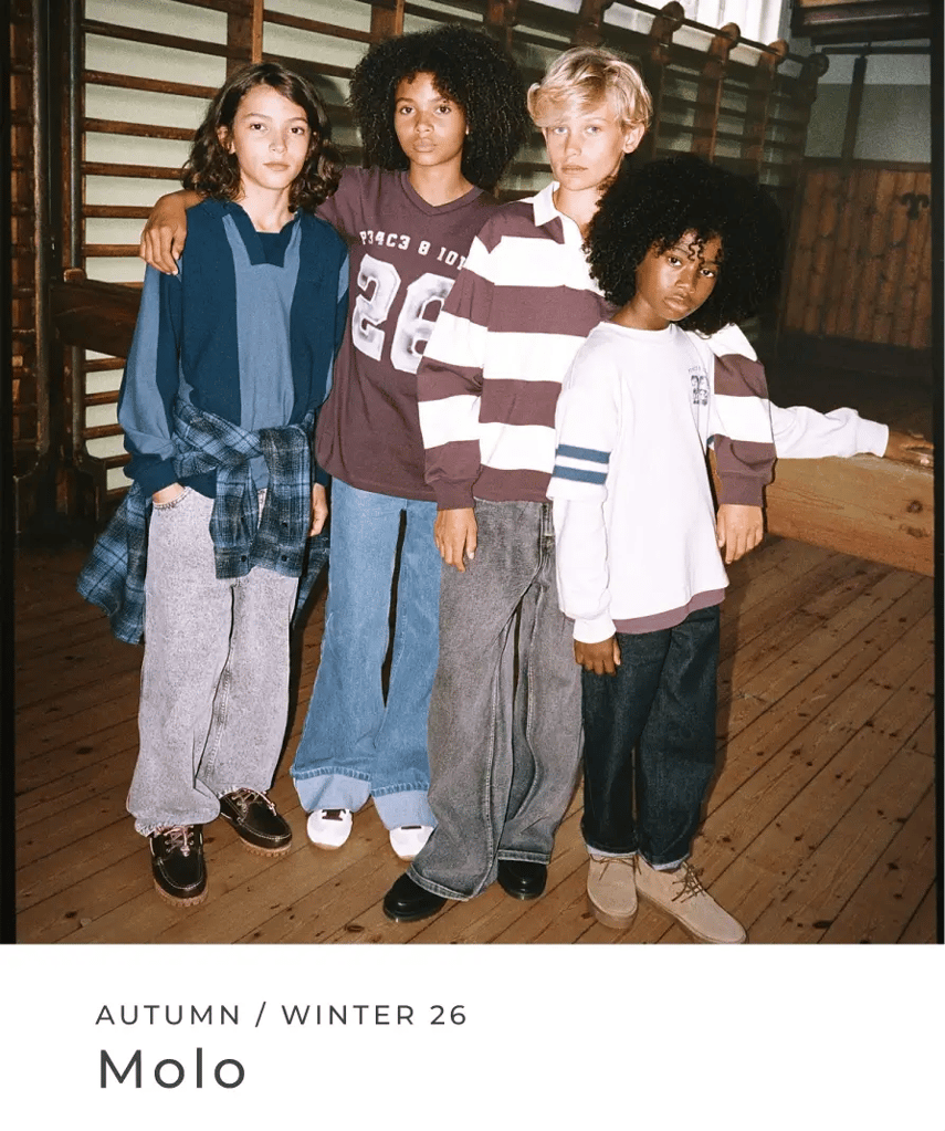 Autumn / Winter 26: Molo. Vier Kinder präsentieren lässige Kindermode in einer Turnhalle.