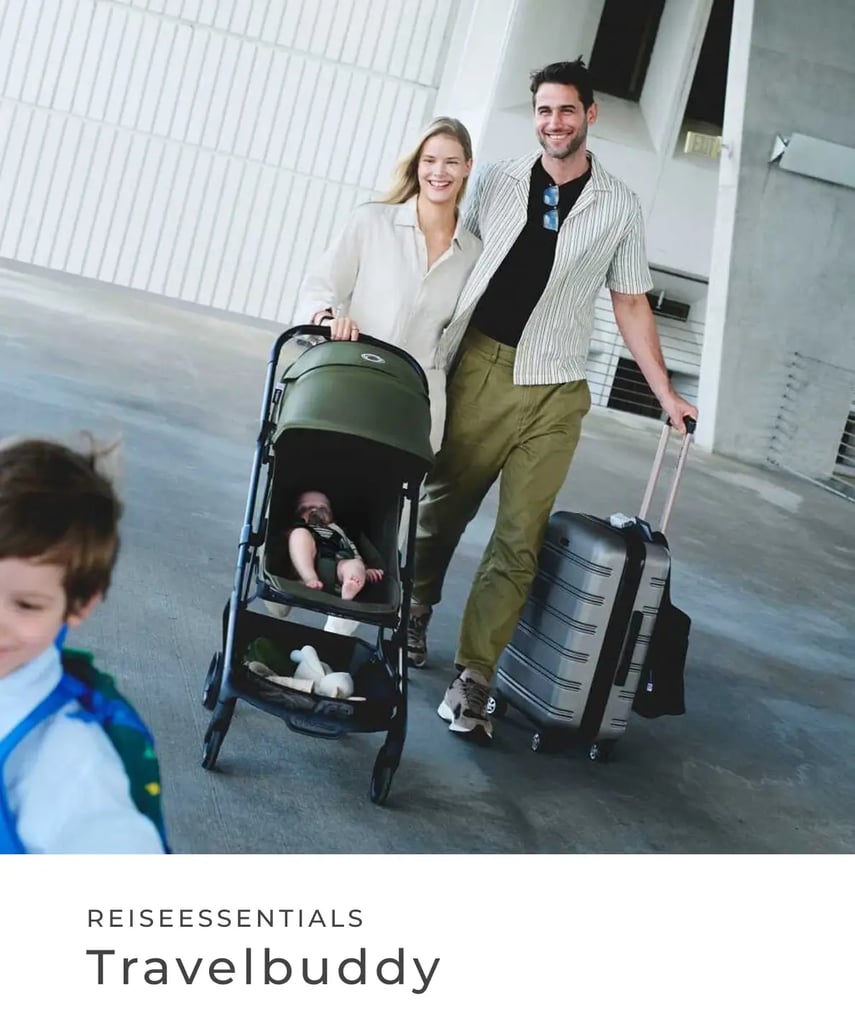 Familie mit Kinderwagen und Rollkoffer unterwegs auf Reisen; ein Baby liegt im Kinderwagen. Reiseessentials – Travel-Buddy.
