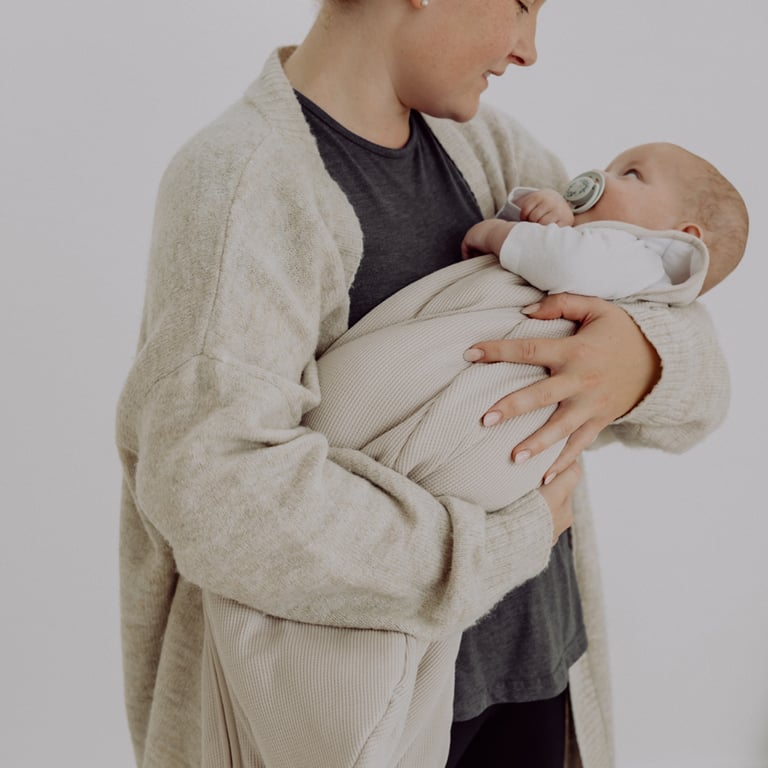 Emma & Noah x Baby Kochs Love Edition Schlafsack Essential Beige (1.0 TOG) 1