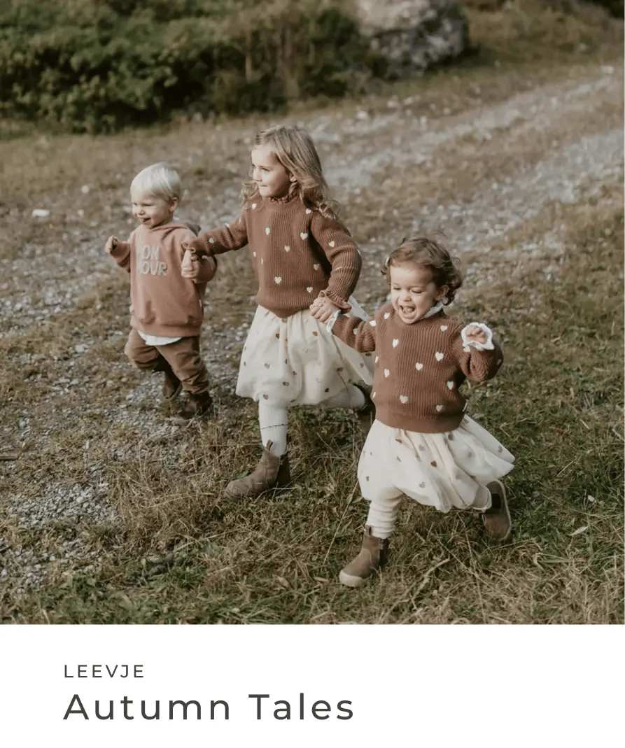 Drei Kinder laufen in herbstlicher Kleidung Hand in Hand über einen Feldweg. Leevje: Autumn Tales.