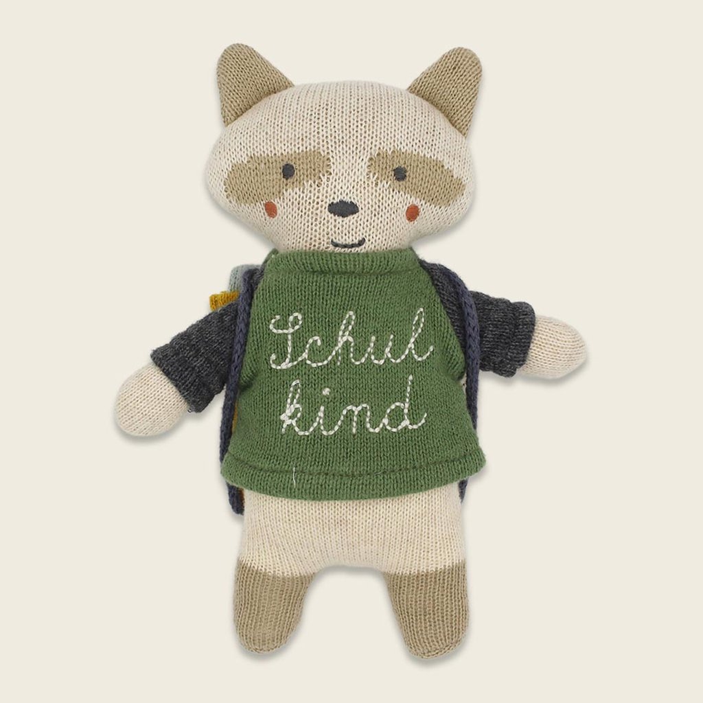 Ava & Yves Kuscheltier Waschbär „Schulkind“ mit Schulranzen und Shirt in grün/blau