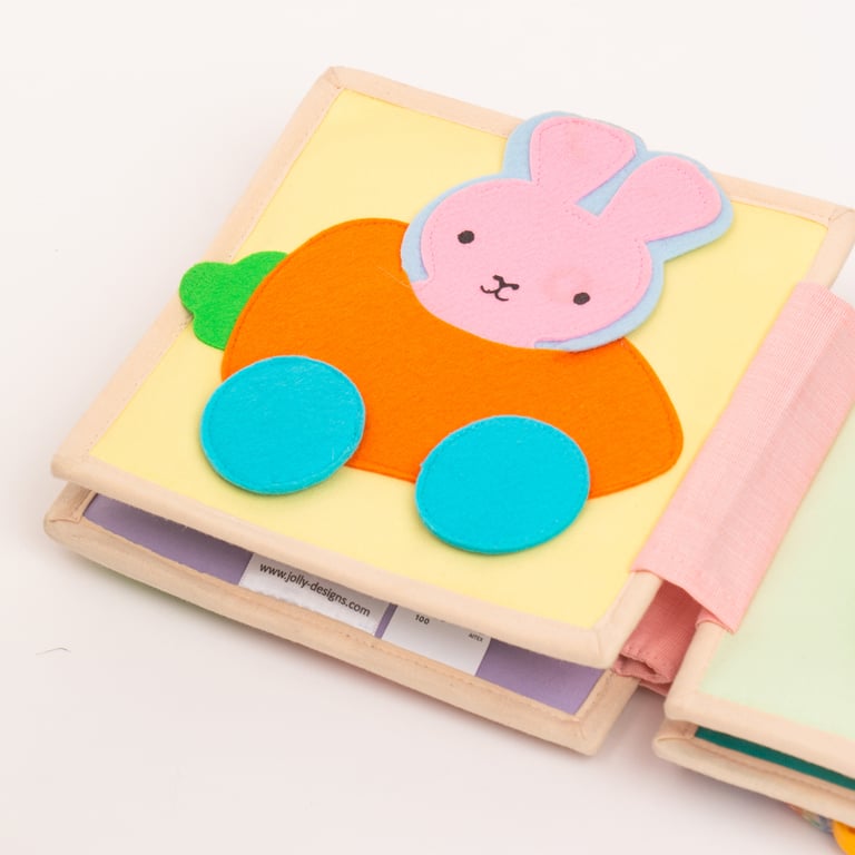Jolly Designs Der flatternde Schmetterling – 6 Seiten Mini Quiet Book 1