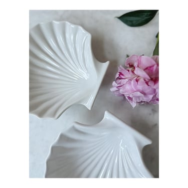 Pair of Vintage Japanese Ivory White Shell Shaped Dishes, minimalist dishes 
