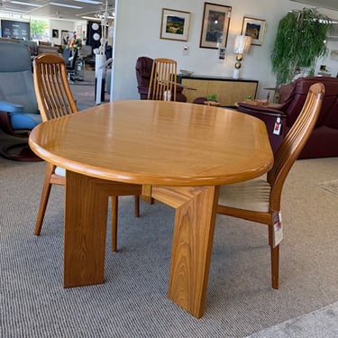 Dining Table with 2 Leaves<br />Manufactured by Skovby<br />Teak Veneer<br />L 68.25-88-107.75