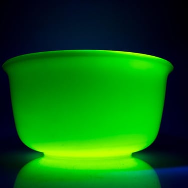 Uranium Glass Mixing Bowl, Hamilton Beach, Pour Spout, 9