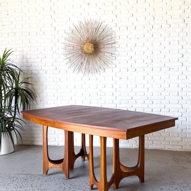 Young Manufacturing Dining Table with 2 leaves