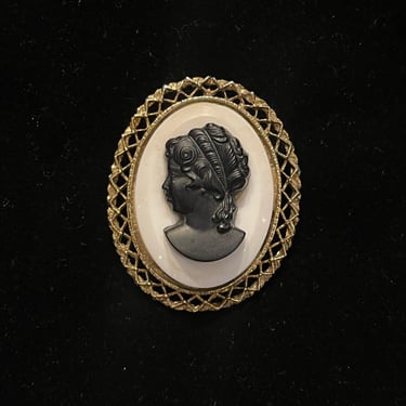 Oval White & Black Cameo Brooch Pendant With Gold Trim