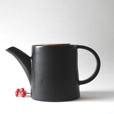 Höganäs Teapot, Design Marie Louise Hellgren. Scandinavian Modern Stoneware 