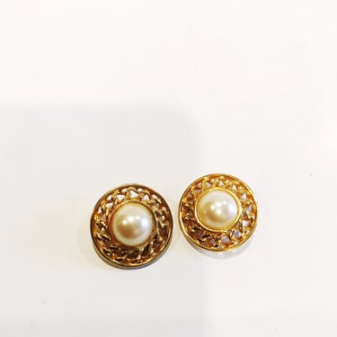Vintage Floral Clip-on Earrings Gold-tone with Faux Pearl Center Flower Clip-ons Costume Fashion Jewelry Clip On 90's 80's 