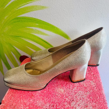 1970s chunky gold platform pumps 70s metallic disco golden glittery fabric high heel party shoes / vegan size 8 AA narrow closed toe heels 