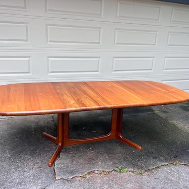 Mid Century Danish Modern Oval Teak Extending Dining Table With 2 Leaves 