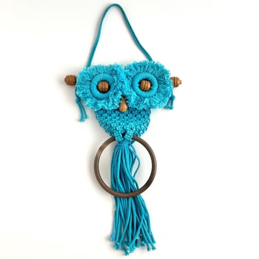 MACRAME TOWEL HOLDER, Blue Owl Handtowel Ring, Vintage 70s Decor, Powder Room, Boho Chic, Retro Movie Props 