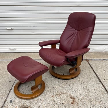 Stressless Consul Model size medium Recliner Lounge Chair and Ottoman by Ekornes Scandinavian Danish Modern 
