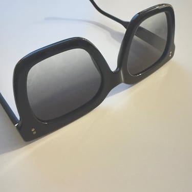 Flores Sunglasses in Black
