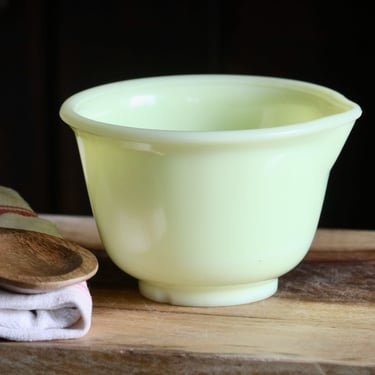 Vintage Uranium Glass Mixing Bowl, Retro Kitchenalia, Custard Glass Hamilton Beach Mixer Bowl, 1940 Grannycore Kitchen, Collector Gift, CHIP 