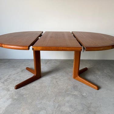 1970s Mid-Century Danish Modern Teak Expanding Round- Oval  Dining Table 