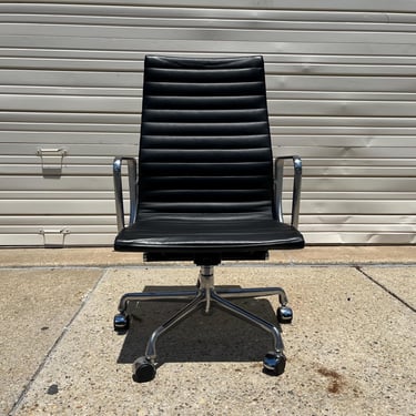 Herman Miller Eames Aluminum Group Executive Office Desk Chair in Leather EA337 