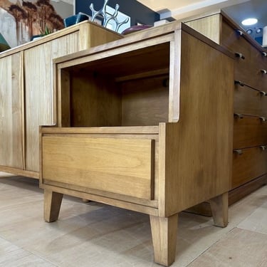 Single Conant Ball Solid Maple Nightstand