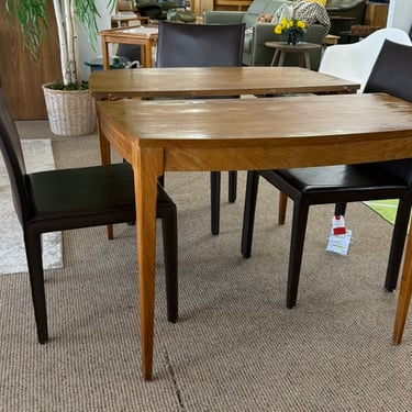 Dining Table with 3 Leaves (20″)<br />L 40-60-80-100 x W 20 x H 29.75<br />Walnut Veneer