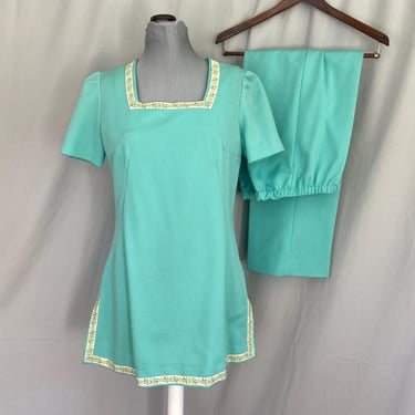 Groovy blue green 1960s or 1970s womens pant suit with green floral trim, long tunic style top with matching pants, medium vintage pant suit 