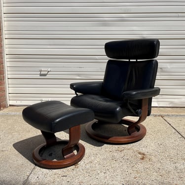 Stressless Size Large Taurus Recliner Lounge Chair and Ottoman by Ekornes of Norway Scandinavian Modern 