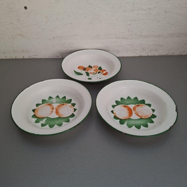 Vintage Yugoslav Enamel Plates Set of 3, Fruit Pattern Metal Plates, 22 cm Camping Kitchen Decor, Rustic Farmhouse Shelf Decor 
