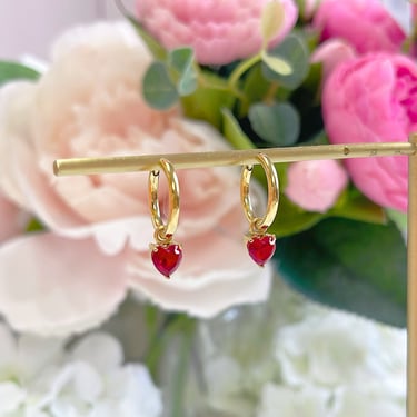 E169 red heart earrings, heart earrings, ruby red earrings, red heart huggie hoops, red heart huggie earrings, heart dangle earrings 