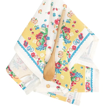 Vintage-Inspired Yellow Floral Tea Towel: Retro Kitchen Decor 