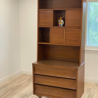 Johnson Carper Dresser With Storage Hutch 