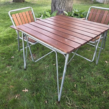 Vintage Pair of Wood Slat Aluminum Folding Garden/Lawn Lounge Chairs with Table 