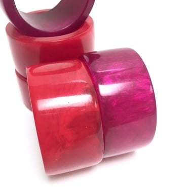 Red and purple acrylic napkin rings, set of 5 | marbled napkin rings | retro tabletop | round napkin holders | colorful table decor 