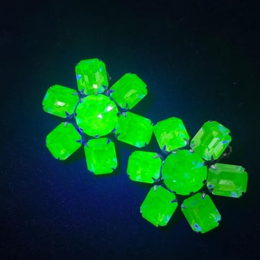 Weiss uranium jewel earrings 1950s green flower clip ons 
