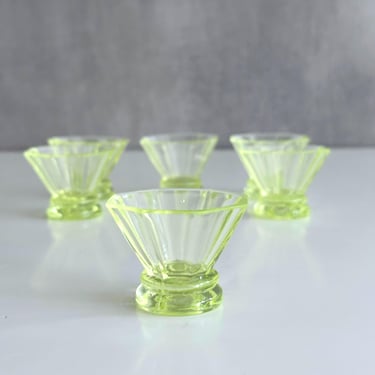 Set of 6 vintage shot glasses made of uranium glass – Art Deco, 1930s 