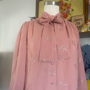 Vintage 70s Eyelet/Embroidered Floral Peach Bohemian Long Sleeve Blouse with Pussy Bow and Pearl Buttons, 70s Fall Floral Secretary Blouse M 