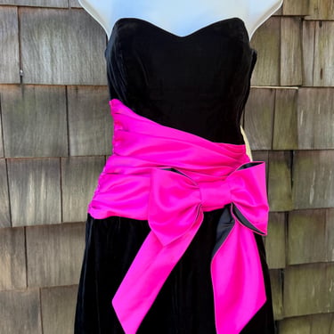 Vintage cocktail mini dress strapless black velvet pink satin bow sz 4 Betsey Johnson Evening 