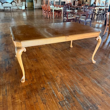 Oak Dining Table w/ Cabriole Legs w/2 leaves