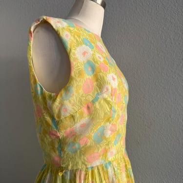 Vintage 50s Whimsical Fit and Flare Dress with Daisy and Leaf Print; 60s Mod Floral Spring Feminine Dress; 70s Summer Casual Lounge Dress M 