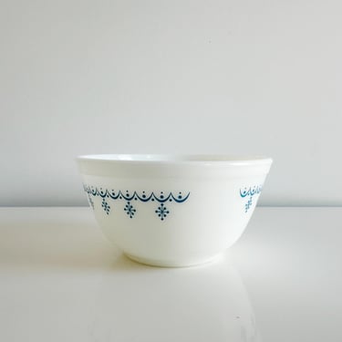 Vintage Pyrex Snowflake Blue Mixing Bowl: 1.5 QT Retro Kitchen 