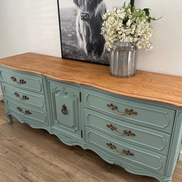 Vintage French Provincial Dresser Credenza by Thomasville *Local Pick Up Only 