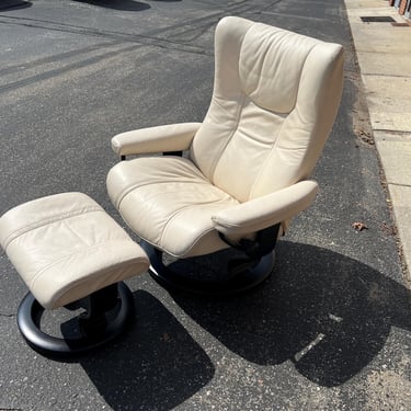 Stressless Eagle Model size large Recliner Lounge Chair and Ottoman by Ekornes Scandinavian Danish Modern 