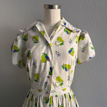 Vintage 60s Square Dancing Novelty Dress with Rick Rack Scalloped Short Sleeves Pear and Daisy Print; 50s Retro Fit & Flare Rockabilly Dress 