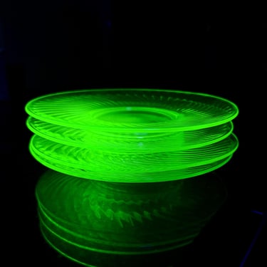 30s Green Depression Spiral Glass Plate Set Vaseline Uranium UV Glow 