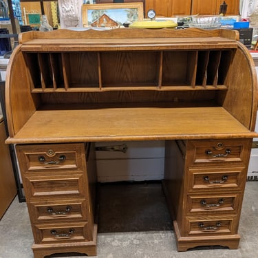 Vintage Oak Roll-Top Dresser 47.5 x 48 x 25.25