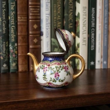 Limoges Peint Main Teapot Trinket Box, Miniature Porcelain Tea Pot, French Porcelain Collectible Gift, Hand Painted Vintage Decor 