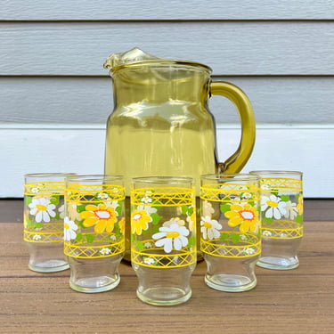 1970s Daisy Juice Beverage Set, 5 Petite Anchor Hocking Hildi Tumblers and Yellow Glass Pitcher, Retro Summer Entertaining Set 