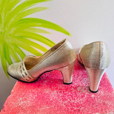 1960s gold glitter mod party pumps 60s round toe slip on golden high heels shoes / never worn deadstock / vegan glittery fabric / size 7 