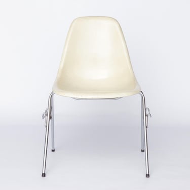 Charles Eames Fiberglass Chair – Model DSS, 1950s Mid-Century Modern Design, Vintage Original with Metal Base 